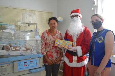 Lions e Leo Clube de Laranjeiras do Sul levam alegria e presentes a crianÃ§as hospitalizadas 